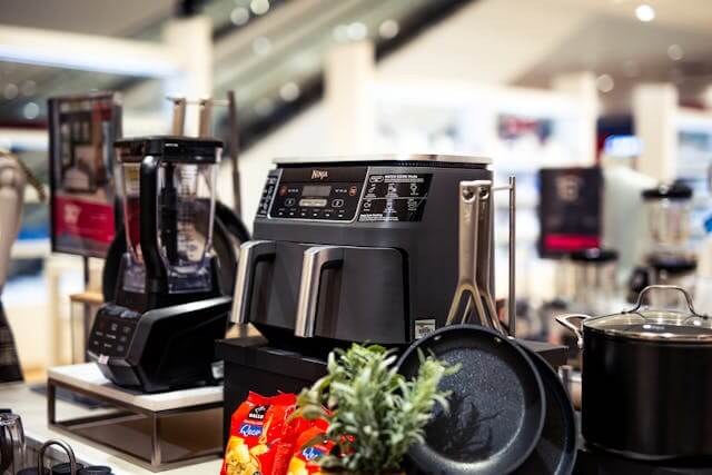 Smart kitchen device on countertop, including app-controlled precision cooker and automatic stirrer, symbolizing connected and modern cooking.
